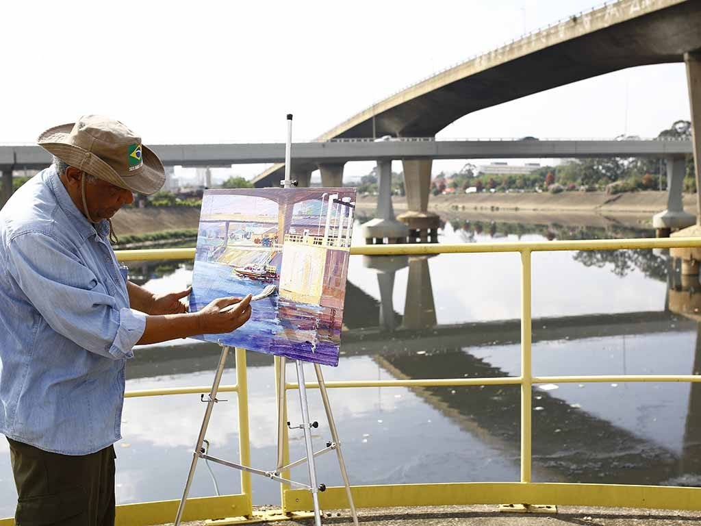 Artista plástico retrata o rio Tietê